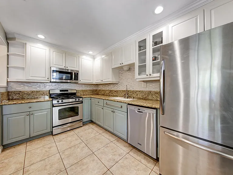 961 Florence St — Photo 3