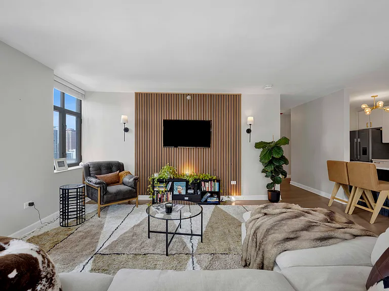 630 N State St #2208 — Photo 3