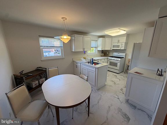 3rd image of 8511 Ferndale St