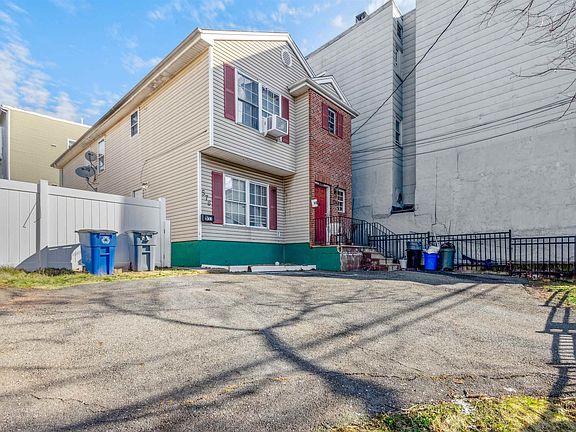 2nd image of 574-576 15th Ave