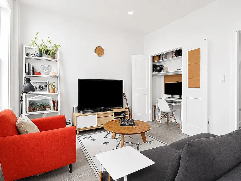208A Calyer St #1A — Photo 2