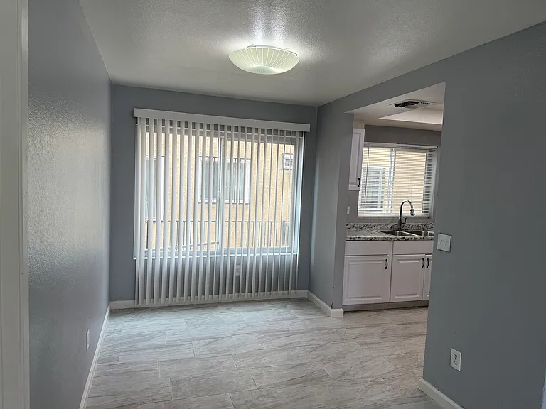 2255 E Sunrise Ln #B — Photo 30