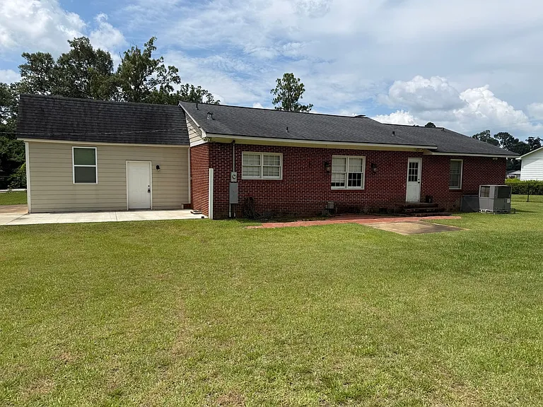 115 S Rosewood Dr — Photo 3