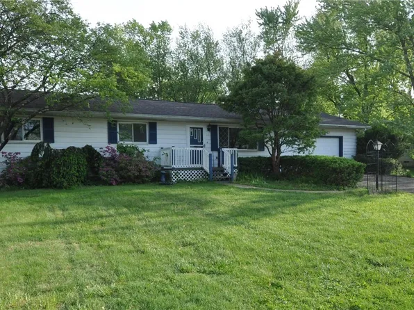 1026 Country Club Dr, Zanesville, OH 43701