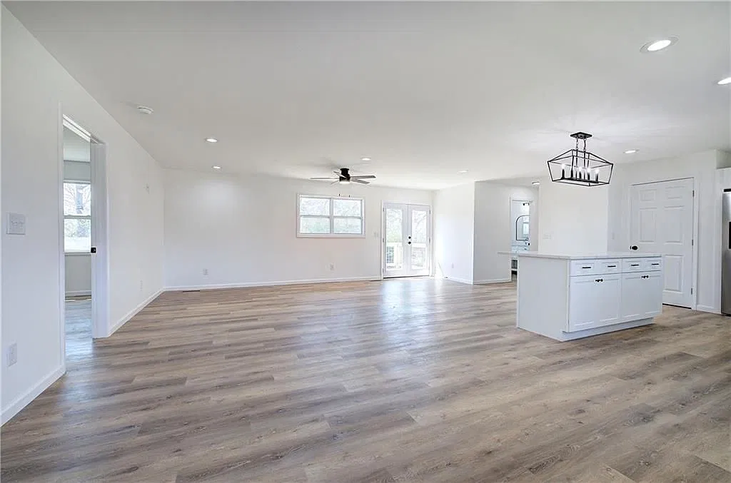 3 bed, 2.0 bath, 1872 sqft, $2,400 — Photo 3