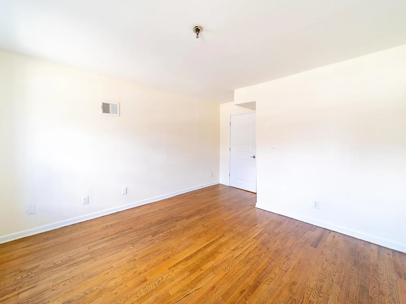 1 bed, 1.0 bath, 792 sqft, $2,700 — Photo 2