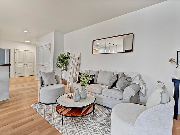 4th image of 323 W Jefferson St #103
