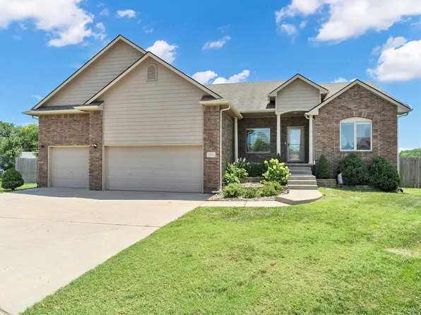 2801 N Emerson Cir, Derby, KS 67037