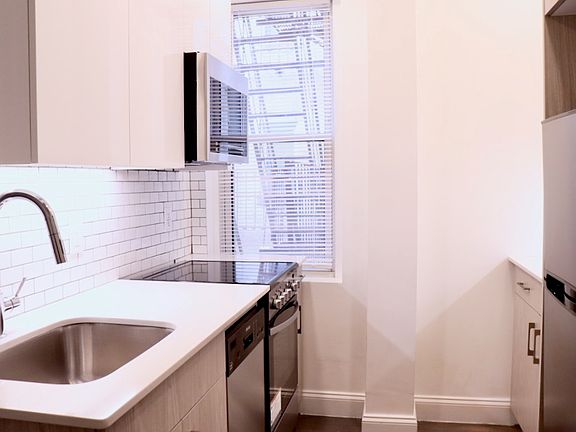 5th image of 465 Park Dr APT 15