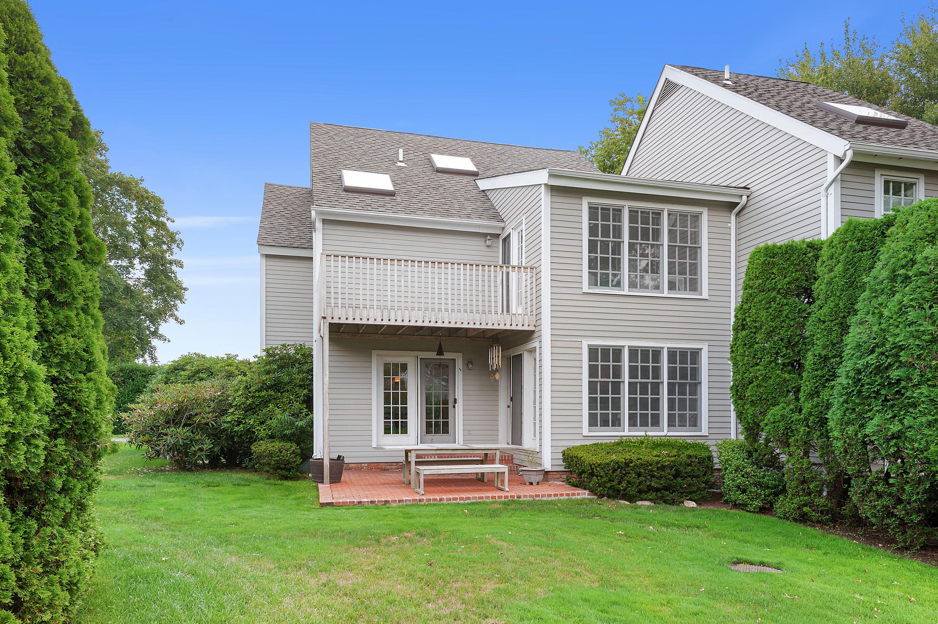 425 Hampton Rd Apt 6, Southampton, NY 11968 Out East