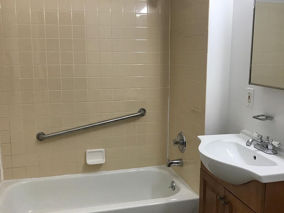 2nd image of 81 N Kensico Ave APT 1B