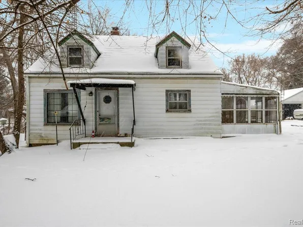 7348 Bennett Dr, Whitmore Lake, MI 48189