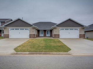 432 Lezlie Dr, Peosta, IA 52068