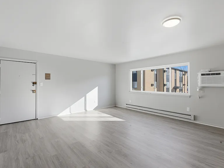 Hubbard Apartments — Photo 26