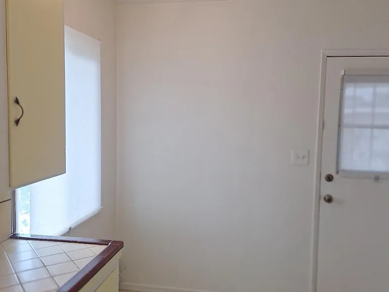 420 N Alameda Ave — Photo 6