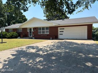 1121 Skyline Dr, Neosho, MO 64850