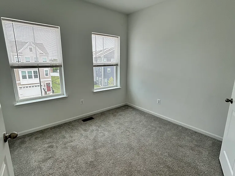 320 Andrew Ct — Photo 13