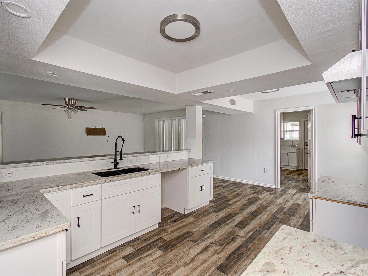 3 bed, 2.0 bath, 1900 sqft, $2,500 — Photo 4