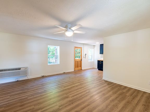 3rd image of 1648 Wycliffe St