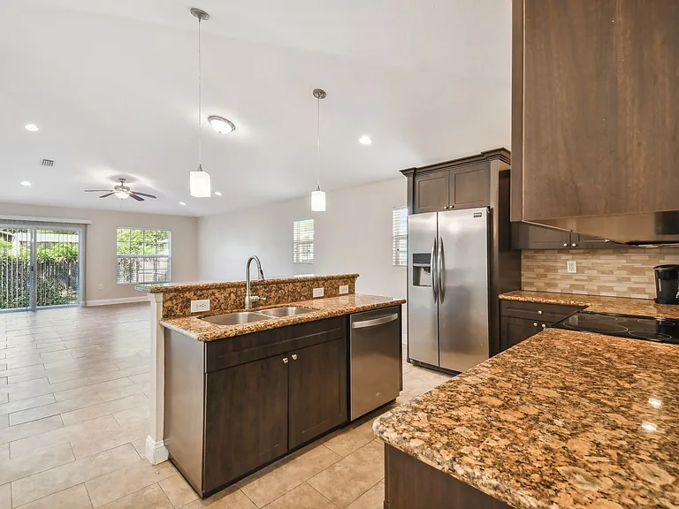 2321 W Beach St — Photo 7