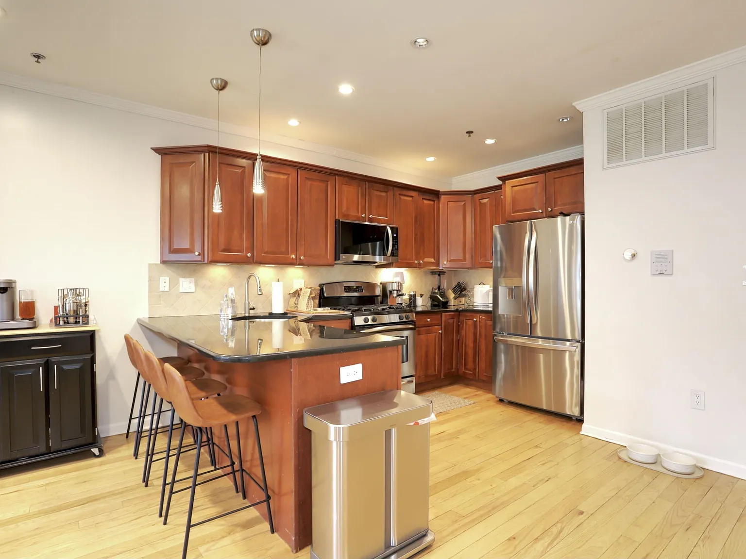 3 bed, 2.0 bath, 1350 sqft, $5,500 — Photo 3