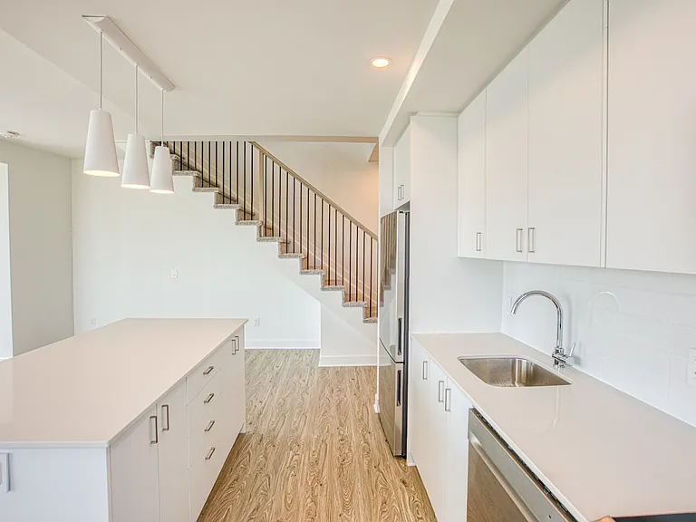 1050 Bank St — Photo 34