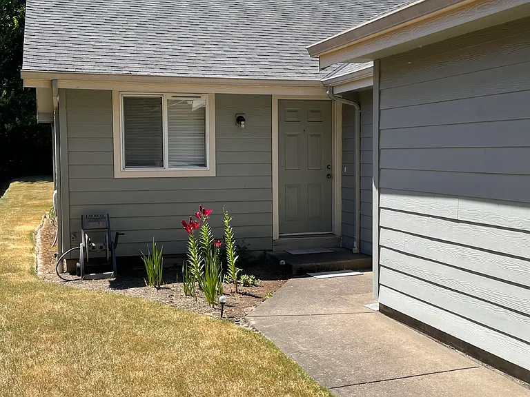 506 Southgate Dr S — Photo 2