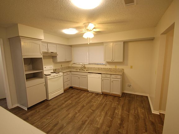 3rd image of 2908 Encino Dr