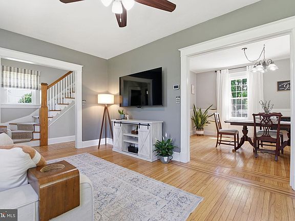 3rd image of 19 Timber Grove Rd