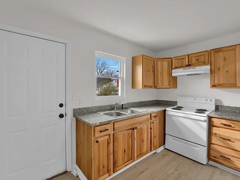 1005 E 15th St — Photo 11