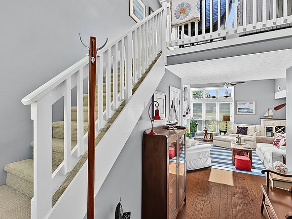 3rd image of 6487 Miramar Ct