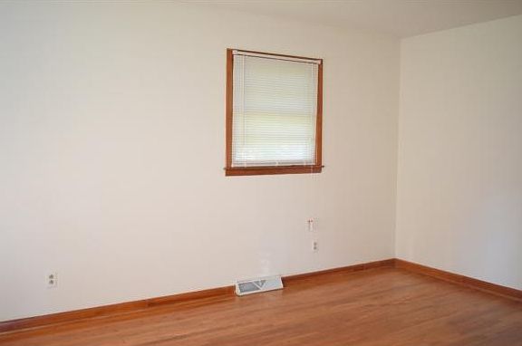 4th image of 615 Holly St