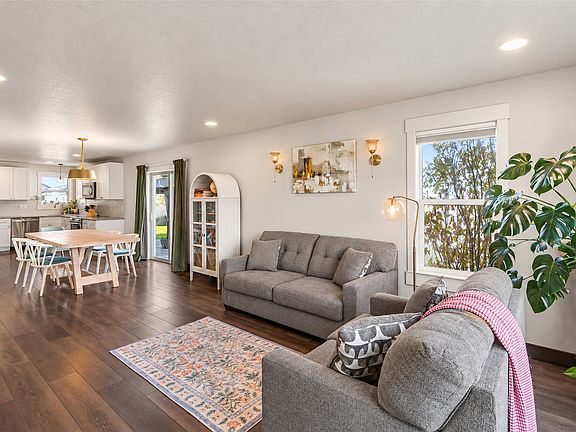2nd image of 1004 N Camas Ln