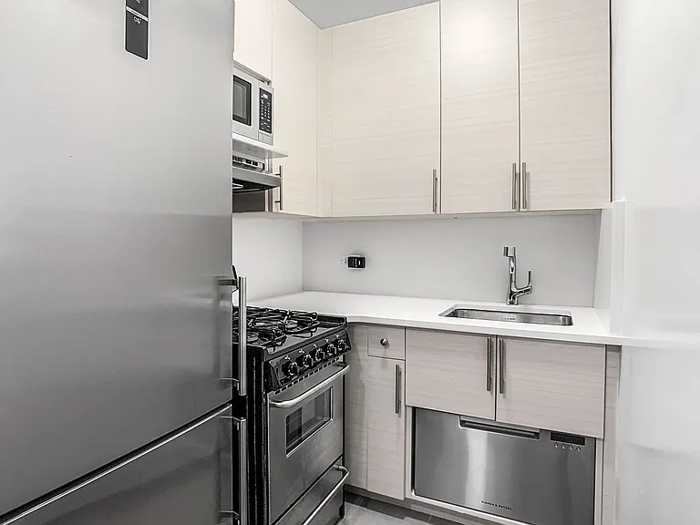 4 Park Ave #9G — Photo 3