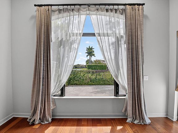 5th image of 17921 Villa Club Way