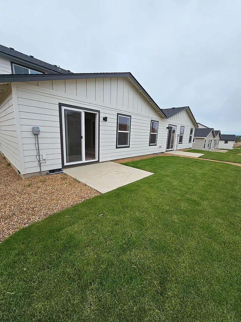 New lower monthly rent *First full month FREE- with 12 month lease* OAC — Photo 4