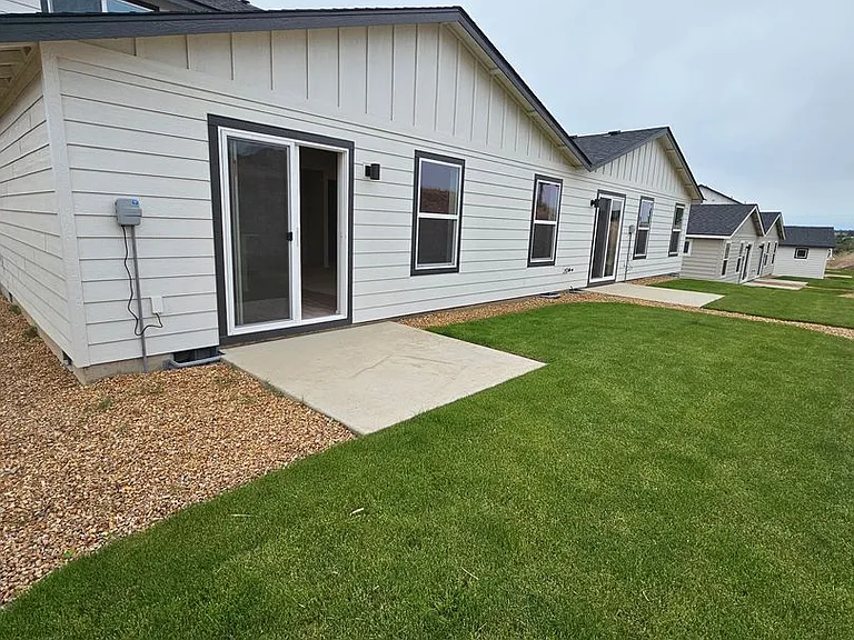 940 SE Starview Ave — Photo 4