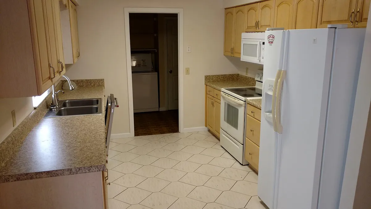 Kitchen - 136 N Line Dr