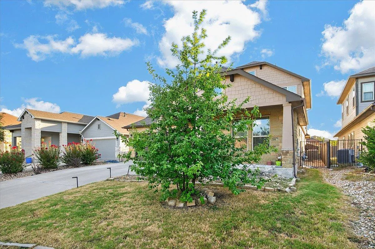 4 bed, 3.0 bath, 2473 sqft, $2,395 — Photo 3