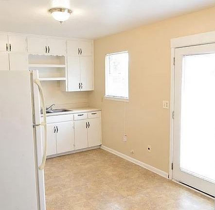 3rd image of 110 E Bobwhite Ln
