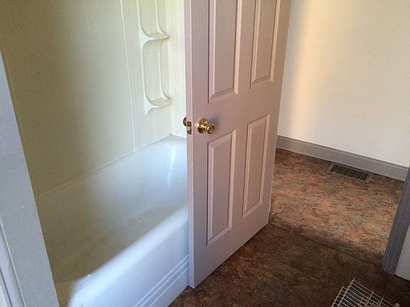 4th image of 431 Wehrle Ave
