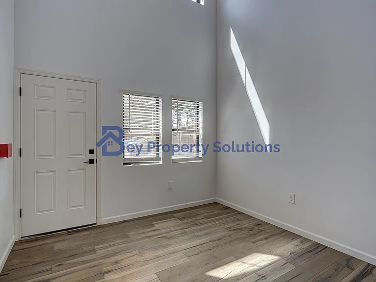 115 S Elm St — Photo 7