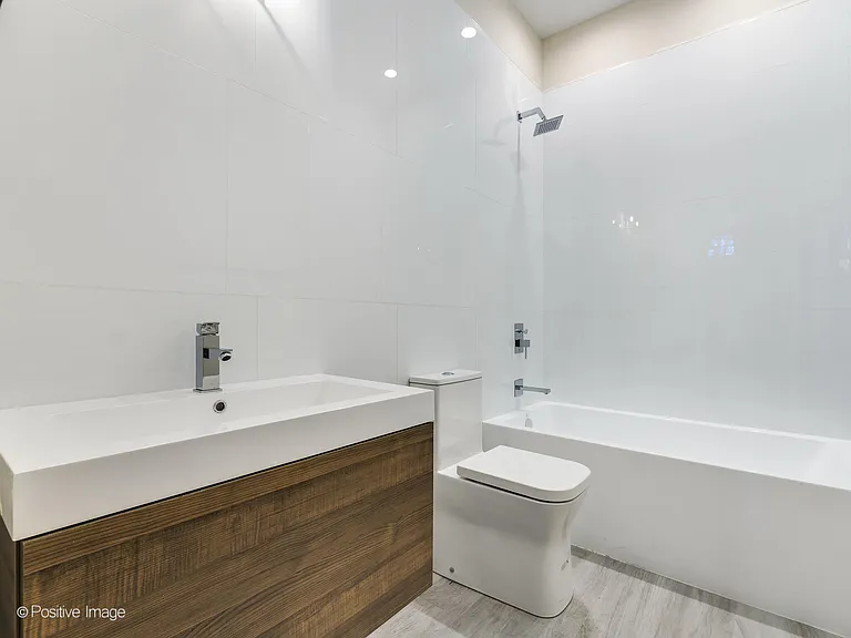 2347 W Morse Ave — Photo 14