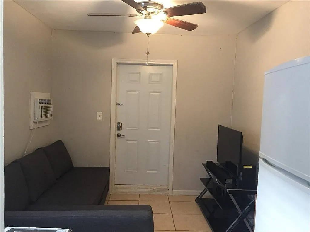 1 bed, 1.0 bath, $1,200 — Photo 2