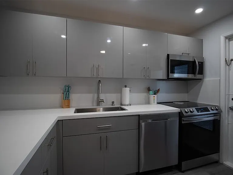 400 SE 10th St #1 — Photo 2