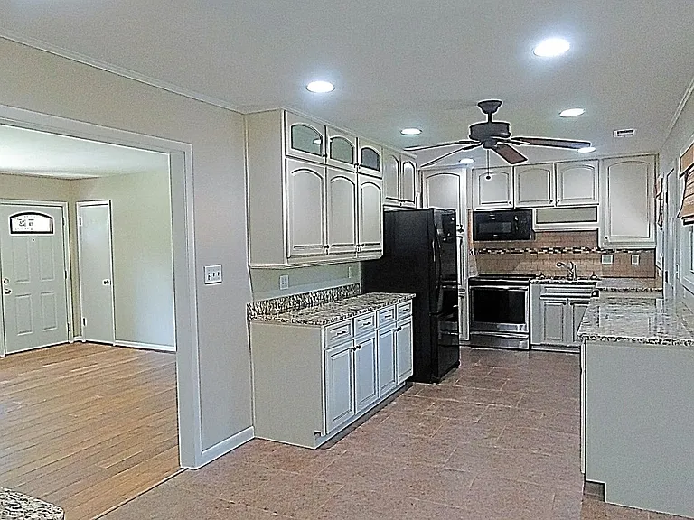 812 Acton Ave — Photo 2