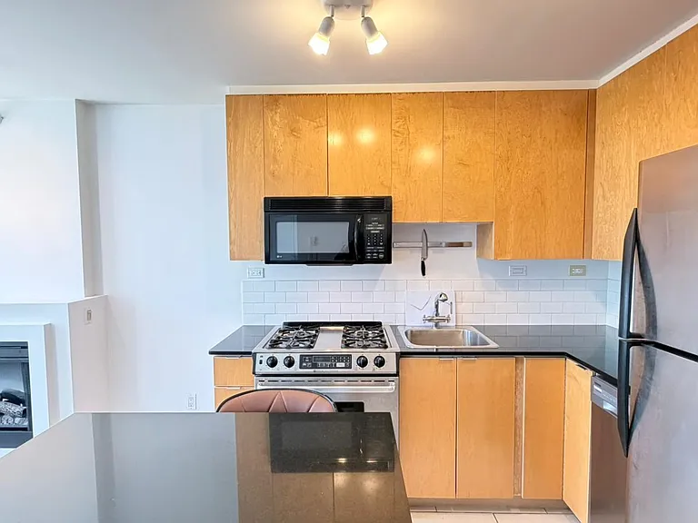 989 Beatty St #904 — Photo 2