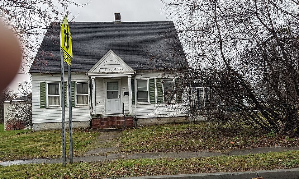 Front of house with small po Great level lot