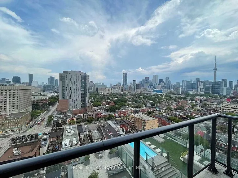 297 College St #Penthouse 3 — Photo 7