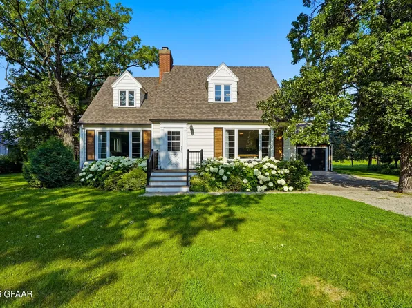 211 Eastwood Dr, Grafton, ND 58237